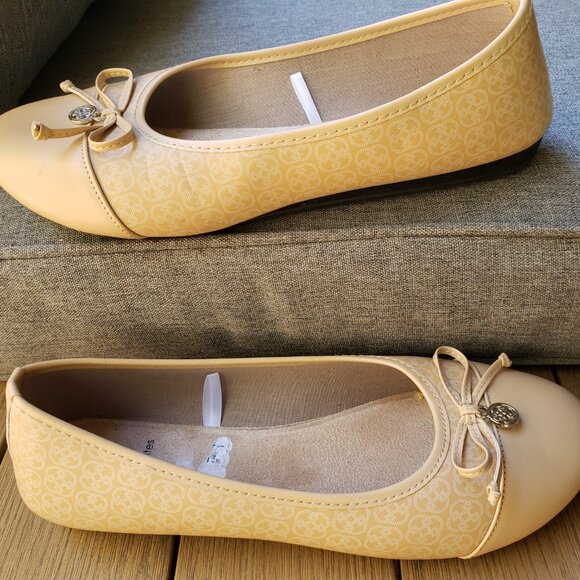 EUC DAISY FUENTES ABIGAIL timeless logo allover ballet flats bombing beige (9) - Picture 5 of 7